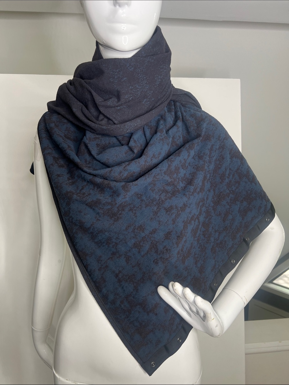 Lululemon Vinyasa Two Sided Snap Wrap Scarf Navy Blue Brown